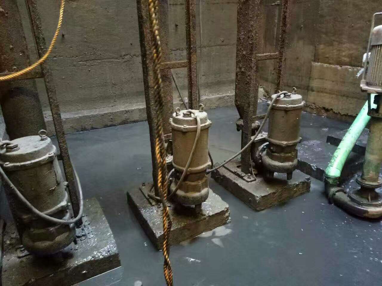 威宁污水池清理